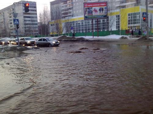 В сыктывкарской Орбите авто и жители плавали в луже