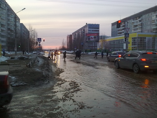В сыктывкарской Орбите авто и жители плавали в луже В сыктывкарской Орбите авто и жители плавали в луже