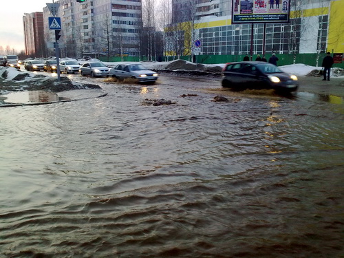 В сыктывкарской Орбите авто и жители плавали в луже В сыктывкарской Орбите авто и жители плавали в луже