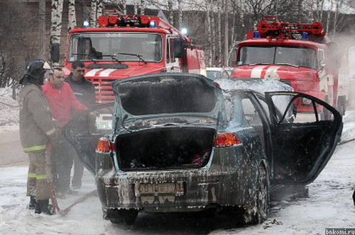 В Сыктывкаре Mitsubishi Lancer загорелся на ходу В Сыктывкаре Mitsubishi Lancer загорелся на ходу
