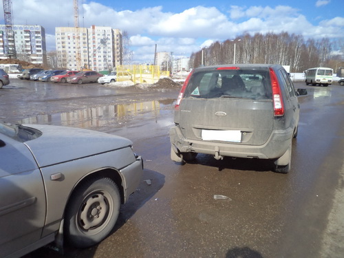 Сыктывкар: на Покровском бульваре столкнулись 5 авто Сыктывкар: на Покровском бульваре столкнулись 5 авто