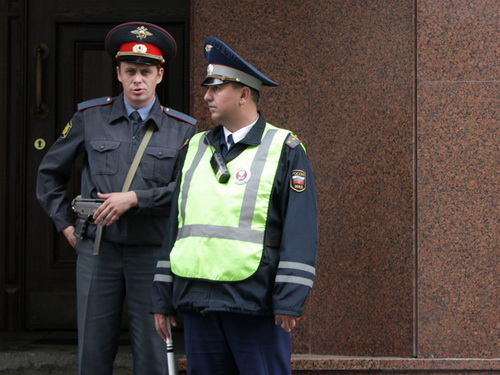 Поправки в устав избавляют полицейских от обязанности отдавать честь