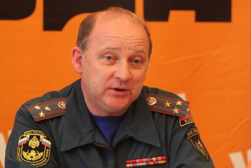 Самовольные парковки в городских дворах мешают подъезжать к домам пожарным Коми Самовольные парковки в городских дворах мешают подъезжать к домам пожарным Коми