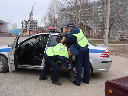 Поднял руку на инспектора. В Ухте водитель ударил инспектора ДПС