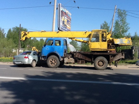 В Сыктывкаре автокран «поторопил» легковушку