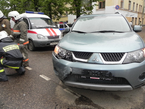 Сыктывкар: возле ЗАГСа сбили мотоциклиста Сыктывкар: возле ЗАГСа сбили мотоциклиста
