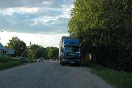 Большегрузы самовольно проложили короткую дорогу через село Ыб