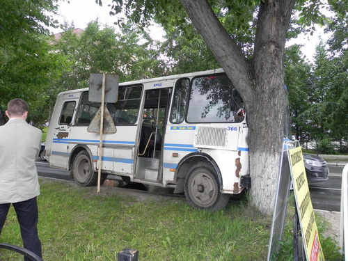 В Сыктывкаре ПАЗик врезался в тополь В Сыктывкаре ПАЗик врезался в тополь