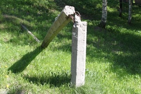 Сыктывкарского полицейского уволили после поцелуя со столбом