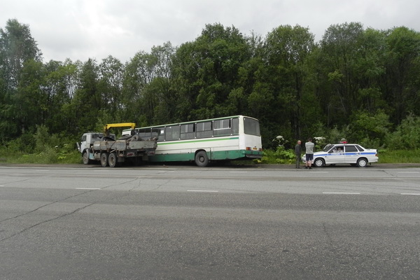 В Сыктывкаре КАМаз вытолкнул автобус с пассажирами в кювет В Сыктывкаре КАМаз вытолкнул автобус с пассажирами в кювет