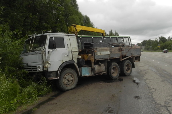 В Сыктывкаре КАМаз вытолкнул автобус с пассажирами в кювет В Сыктывкаре КАМаз вытолкнул автобус с пассажирами в кювет