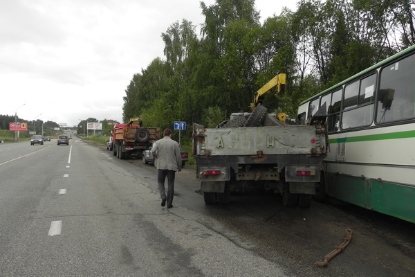 В Сыктывкаре КАМаз вытолкнул автобус с пассажирами в кювет В Сыктывкаре КАМаз вытолкнул автобус с пассажирами в кювет