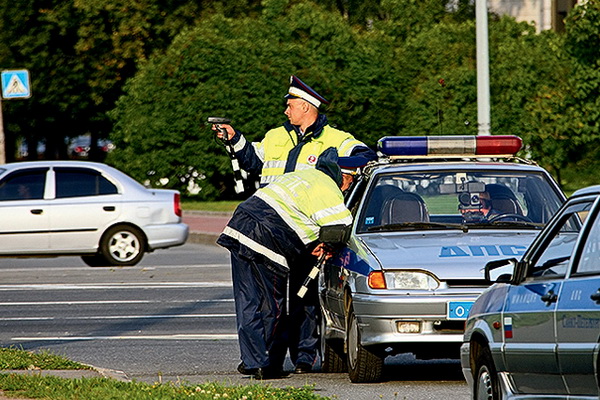 Сотрудники ГИБДД Коми ловят нарушителей в открытую, а не прячутся с радарами в кустах