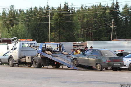 Инспекторы ДПС эвакуировали автомобили нарушителей, не отходя от штраф-стоянки Инспекторы ДПС эвакуировали автомобили нарушителей, не отходя от штраф-стоянки