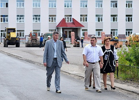 Руководство Сосногорского района проверило качество дорожного ремонта в поселке Нижний-Одес