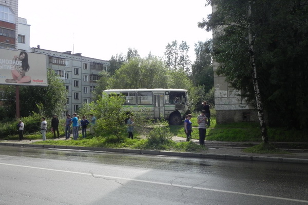 От удара с иномаркой в Сыктывкаре ПАЗик выехал на пешеходный переход От удара с иномаркой в Сыктывкаре ПАЗик выехал на пешеходный переход