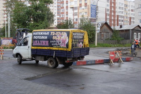Из-за ремонта дороги в Сыктывкаре машины ездят по тротуарам Из-за ремонта дороги в Сыктывкаре машины ездят по тротуарам