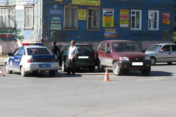 В Сыктывкаре два автомобиля столкнулись на перекрестке В Сыктывкаре два автомобиля столкнулись на перекрестке