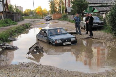 Мэрия после жалоб сыктывкарцев решила засыпать лужу-монстр на улице Первомайской Мэрия после жалоб сыктывкарцев решила засыпать лужу-монстр на улице Первомайской