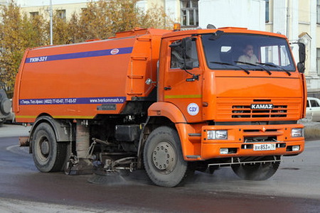 В Воркуте оценили возможности новой машины для уборки улиц