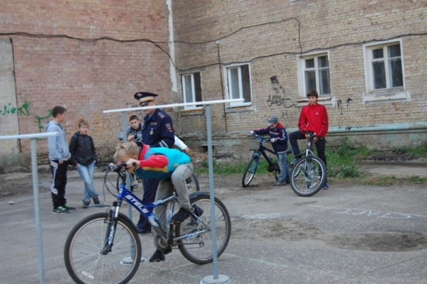 Сотрудники ГИБДД Ухты проверили знания ПДД у учеников школ города Сотрудники ГИБДД Ухты проверили знания ПДД у учеников школ города