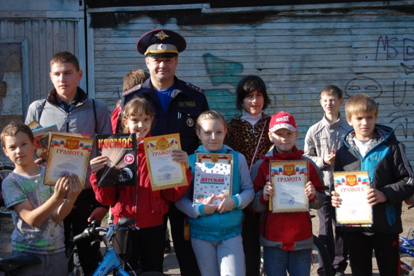 Сотрудники ГИБДД Ухты проверили знания ПДД у учеников школ города Сотрудники ГИБДД Ухты проверили знания ПДД у учеников школ города