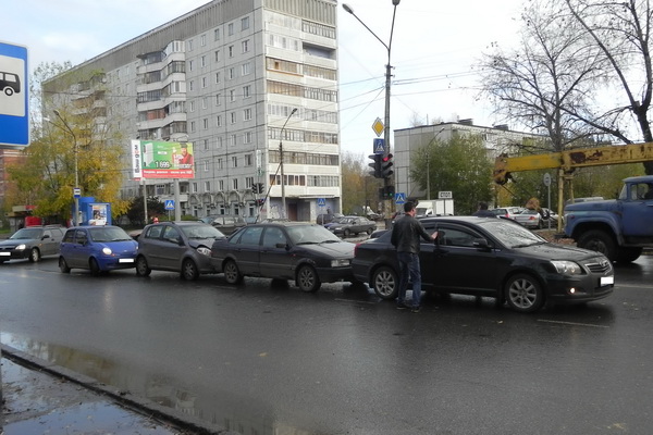 В Сыктывкаре на Октябрьском проспекте столкнулись четыре автомобиля В Сыктывкаре на Октябрьском проспекте столкнулись четыре автомобиля