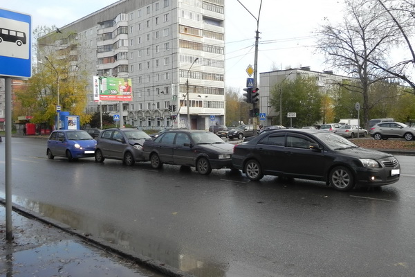 В Сыктывкаре на Октябрьском проспекте столкнулись четыре автомобиля В Сыктывкаре на Октябрьском проспекте столкнулись четыре автомобиля