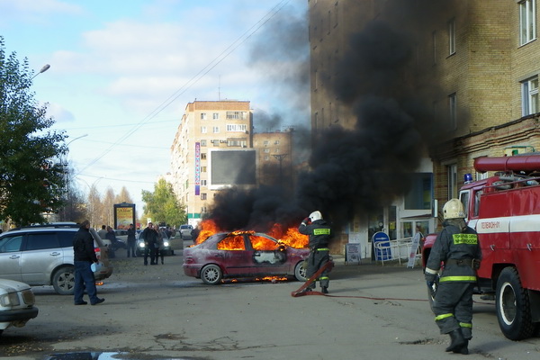 В центре Ухты сгорел автомобиль