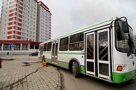 В Сыктывкаре водитель автобуса не вписался в поворот и снес дорожный знак