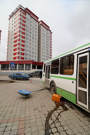 В Сыктывкаре водитель автобуса не вписался в поворот и снес дорожный знак В Сыктывкаре водитель автобуса не вписался в поворот и снес дорожный знак