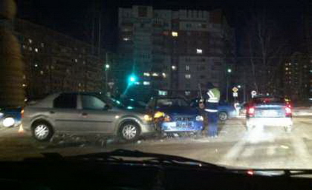 Очередное ДТП парализовало движение автотранспорта возле ТЦ Макси в Сыктывкаре Очередное ДТП парализовало движение автотранспорта возле ТЦ Макси в Сыктывкаре