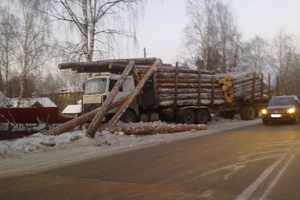 В Сыктывкаре лесовоз занесло на частные дома