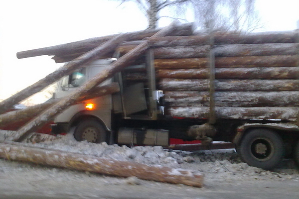 В Сыктывкаре лесовоз занесло на частные дома