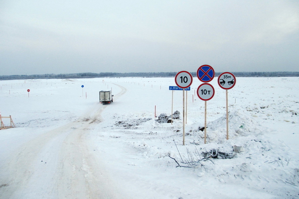 Под Сыктывкаром открылась автомобильная ледовая переправа Под Сыктывкаром открылась автомобильная ледовая переправа