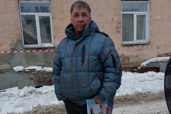 В Сыктывкаре на на Chevrolet Lanos упала глыба льда В Сыктывкаре на на Chevrolet Lanos упала глыба льда