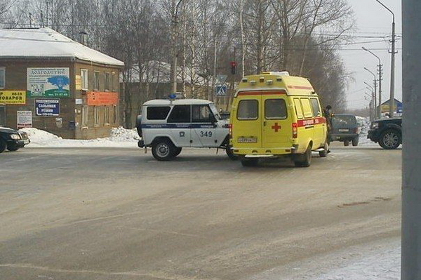 Полицейские Сыктывкара не поделили дорогу со скорой Полицейские Сыктывкара не поделили дорогу со скорой