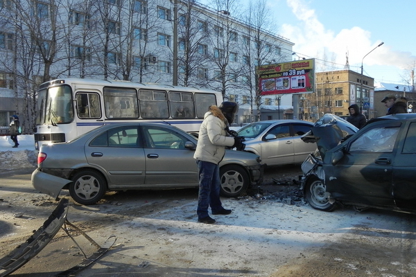 Сыктывкар: на Октябрьском столкнулись 4 автомобиля Сыктывкар: на Октябрьском столкнулись 4 автомобиля