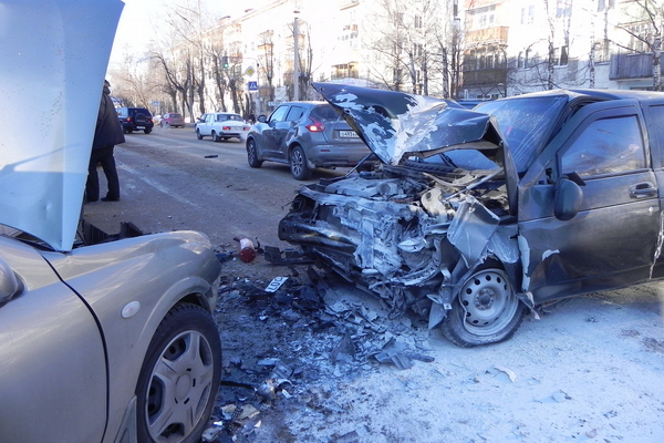 Сыктывкар: на Октябрьском столкнулись 4 автомобиля Сыктывкар: на Октябрьском столкнулись 4 автомобиля