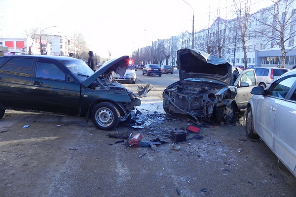 Сыктывкар: на Октябрьском столкнулись 4 автомобиля Сыктывкар: на Октябрьском столкнулись 4 автомобиля