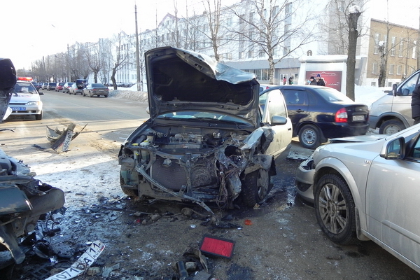 Сыктывкар: на Октябрьском столкнулись 4 автомобиля Сыктывкар: на Октябрьском столкнулись 4 автомобиля