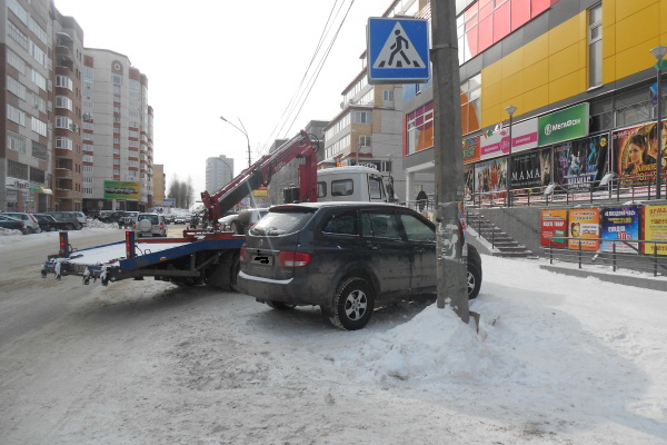 В Сыктывкаре провели показательную эвакуацию автомобилей В Сыктывкаре провели показательную эвакуацию автомобилей