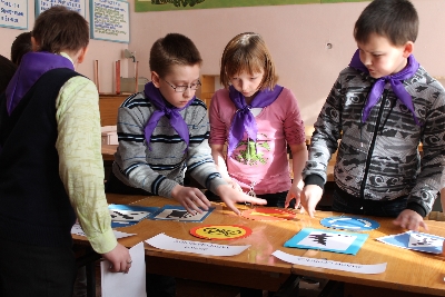 В Инте младшее звено учеников закрепляли основные правила дорожного движения в игровой форме В Инте младшее звено учеников закрепляли основные правила дорожного движения в игровой форме