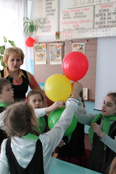 В Инте младшее звено учеников закрепляли основные правила дорожного движения в игровой форме В Инте младшее звено учеников закрепляли основные правила дорожного движения в игровой форме
