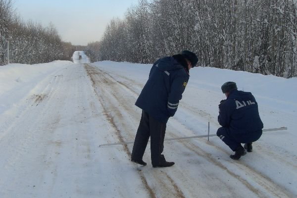 Попав в аварию из-за колеи на дороге, владелица авто взыскала половину стоимости ремонта