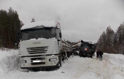 На помощь людям, оказавшимся в дорожной пробке, пришли пожарные и добровольцы На помощь людям, оказавшимся в дорожной пробке, пришли пожарные и добровольцы