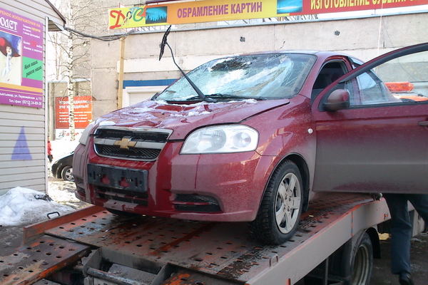 В Сыктывкаре глыба льда обрушилась на три автомобиля В Сыктывкаре глыба льда обрушилась на три автомобиля