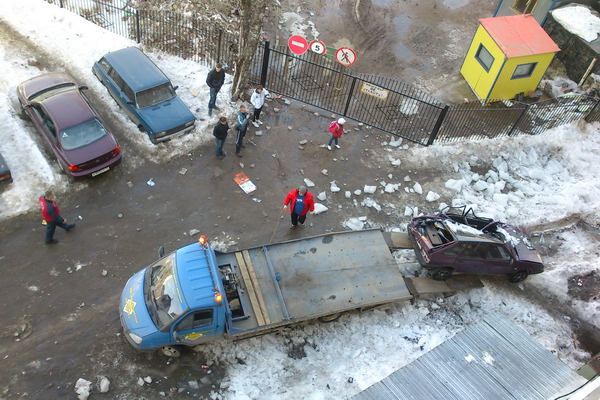 В Сыктывкаре глыба льда обрушилась на три автомобиля В Сыктывкаре глыба льда обрушилась на три автомобиля