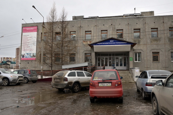 Возле ухтинской поликлиники обустроят автостоянку Возле ухтинской поликлиники обустроят автостоянку