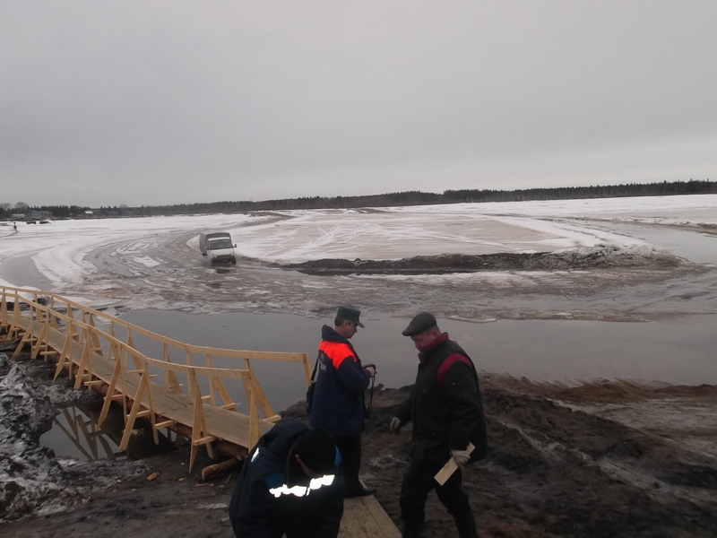 Автомобилисты игнорируют запрещающие знаки на закрытых ледовых переправах Автомобилисты игнорируют запрещающие знаки на закрытых ледовых переправах